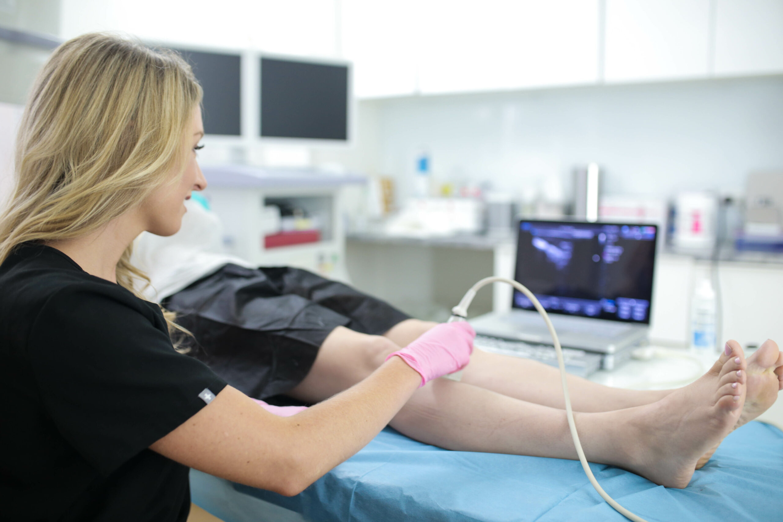 How to get rid of varicose veins? We describe the best conservative solutions and minimally invasive procedures to treat varicose veins and improve your symptoms. 